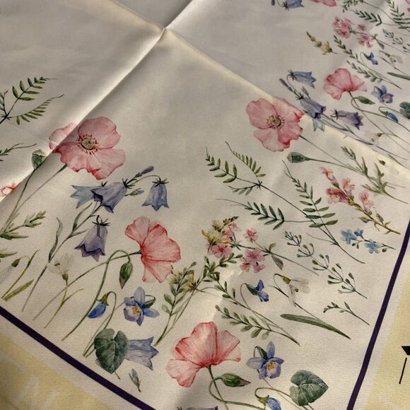 JFN Just Fashion Now square scarf done in floral motif blue yellow pink romantic - Picture 6 of 6